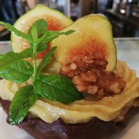 Dolce di stagione con crema di fichi eccezionale.  at Veganda in Padua