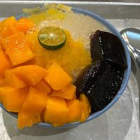 Mango shaved ice with grass jelly at Ron Museum 榕美樹館  in Taipei