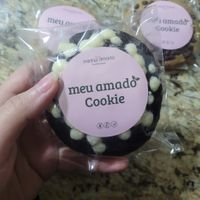 cookie de cacau com gotas de chocolate branco at Minha Amada Confeitaria in Sorocaba