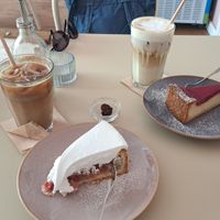 Rhabarberwollke, Dirty Chai mit Sojamilch, American Cheesecake, Banana Latte at Café Matschka in Sachsen