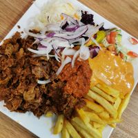 Veganer Dönerteller. Ich vermute auf Saitanbasis. at Adar Imbiss in Niedersachsen