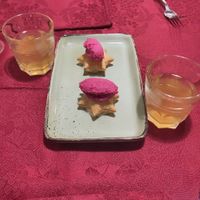 Stelle di pasta sfoglia con hummus di barbabietola at La Locanda Del Gusto in Vicenza