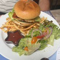 Vegetarische burger (portobello en halloumni)  at Restaurant Croz - Le Pub (Hotel des Alpes) in La Grave