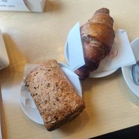 Tienen opciones de leches vegetales (avena y soja). Tiene la napolitana rellena de mermelada de frutos rojos y el croissant relleno de mermelada de limón(1,50€). at DolceSalato in Toscana