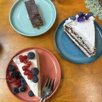 Porkkanakakku, juustokakku ja snickerskakku! 💚  at Kahvila Napero  in Helsinki