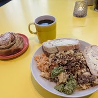 The vegan Mac and cheese with coffee and a cinnamon bun at Kahvila Napero  in Helsinki