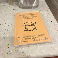 Quadro explicando que 1% da renda mensal é doado para uma associação dedicada à causa animal e pedindo sugestões de que associação doar. at Bakea in Paris
