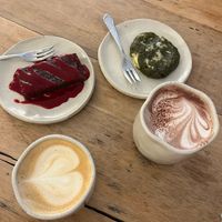 Capuccino, chocolate quente, brownie com framboesa e biscoito de chocolate branco com matchá. at Bakea in Paris