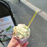 Matcha & lingonberry and vanilla based on cashews at Happis gelateria - Grünerløkka in Oslo