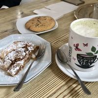 Strudel, cookie y matcha soy latte 💚 at Zoe Food in Gran Canaria