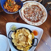 Chips and dips, pene arabiata, pizza marinara with mushrooms at Pinzgauer Diele - Pizzeria - Disco - Apres Ski
Pinzgauer Diele- PIZZERIA-DISCO-Apres SKI in Salzburg