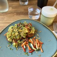 Rührtofu gegenüber, Avocadobrot mit Matcha-Hafermilch-Latte  at Hygge Esslingen Maille in Baden-württemberg