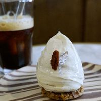 Pecan/Vanilla at Les Artizans Coffee and Flower in Paris