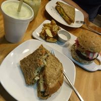 Sandwich Pesto Mozarella et Curry Lentil, Burger Ricotta, smoothies Green Standard et Body Boost at Ooh Cha Cha - Zhongzheng District in Taipei