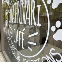 Fachada de vidro at Chat-Rivari Café in Paris