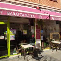 Outside seating at Baratza Kafea in Pamplona