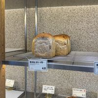 english sign too  at Jinny Bakery Bexco - 지니베이커리 벡스코점 in Busan