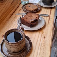 Café filtre, cake prune cardamome et cookie at Haiku café in Nouvelle-aquitaine