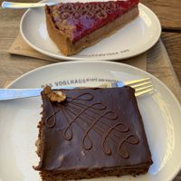 Schokomoussetarte mit Himbeerspiegel und der Schokobrownie at Das Voglhaus in Konstanz
