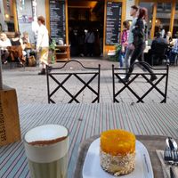 Matcha Latte & Mangotörtchen at Das Voglhaus in Konstanz