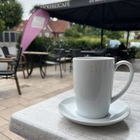 Typische größere Bäckerei mit Sitzplätzen drinnen und draußen   at Soetebiees Dorfbäckerei in Niedersachsen