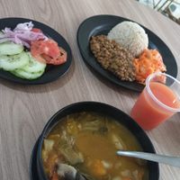 Un almuerzo del día muy delicioso y completo, también venden postres, tofu, galletas, entre otros. at Sabor Vegano in Bogota