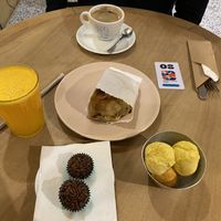 Brigadeiros, empanada de espinafre e pão sem queijo. Tudo vegano 🌱 😊  at Arte e Letra Café in Paraná