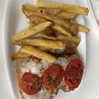 Lomito Napolitana
Lomito de Seitán Rebozado con salsa de tomate, mozarrella y tomate en rodaja, acompañado de ensalada o papas fritas  at Konu Bar in Buenos Aires