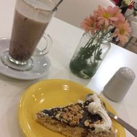 Maní (peanut) choclate cake (too sweet amd dry!) and "hot" chocolate with oatmilk (110pesos all together)  at Konu Bar in Buenos Aires