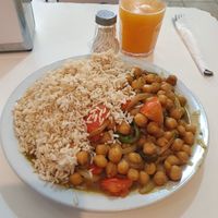 Garbanzos al curry. Exquisitos. Aunque solo se sirven de 12:00 a 16:00 at Konu Bar in Buenos Aires