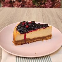 Tremendous cheesecake with blueberry jam 😍 at Sansa Café in Sevilla