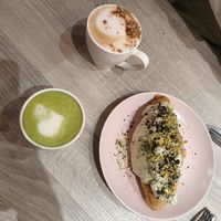 Vanilla matcha, cappuccino and pistachio croissant at Sansa Café in Sevilla