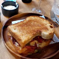 Pastrami Sandwich mit Pommes und veganer Mayo at Burger & Wein by UnterFreunden in Schleswig-holstein