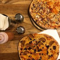 amazing pizza at Hatool HaYarok - The Green Cat in Tel Aviv