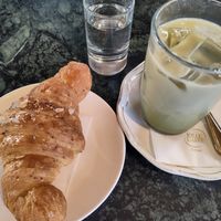 Croissant vegano e matcha latte di soia at Breakfast Rivoire in Toscana