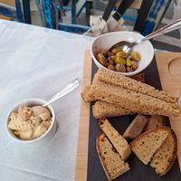 Hummus, bread and olives at Sentrouvani in Salakos