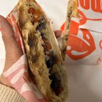 Focaccia la vegana: hummus, berenjena, tomate confitado, cebolla caramelizada y pimiento rojoo  at Molica - Focacceria Italiana (Casco viejo) in Euskadi