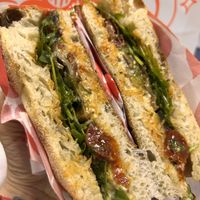 La zucchini sin gorgonzola. Lleva rúcula, calabacín, champiñones, tomates secos y salsa leotta (picante vegana)   at Molica - Focacceria Italiana (Casco viejo) in Euskadi