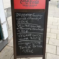 Vegane Option Schnitzel und Pommes mit Krautsalat  at Frittenliebe Bilk in Nordrhein-westfalen