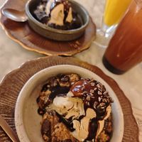 Cookies veganas de nueces con chocolate y muerte por chocolate con helado de pistacho, limonadas de mango y zanahoria, naranja y jengibre. at La Cookileria in Murcia