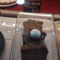 Vegan cake at Manju in Porto