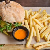 Jalapeno Burger mit Pommes und veganer Sriracha-Soße at Cafe Del Sol Bremen II/Osterholz in Bremen