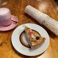 Pink Chai Latte und Apfelkuchen   at WINKELGASSE Café & Pub in Bayern