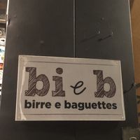 Logo di Birra&Baguette sull’insegna esterna  at Bi e B - Birre e Baguettes in Campania