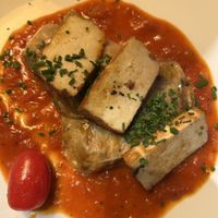 Mit Reis und Gemüse gefüllter Kohl mit Tofu auf Tomatensoße   at Gasthof Kocherbähnle in Baden-württemberg