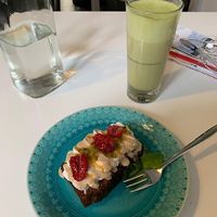 And a dessert with matcha latte 🌱 at OmNam in Helsinki