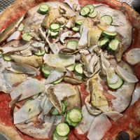 Pizza con verdure con aggiunta di mozzarella vegetale e funghi porcini.  at Nuova Pizzeria Centrale in Toscana