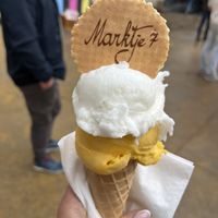 Glace végane citron et mangue avec biscuit et cornet vegans 🌱   at Marktje 7 in Vlaanderen