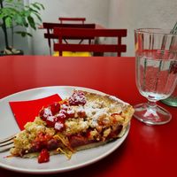 Der Crumble, im Hinterhof mit einem Glas Wasser at L'Atelier des Tartes Cafe and Cantine in Frankfurt