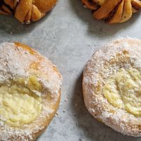 Skolebolle og kanelknute at Håndbakt Vollebekk in Oslo